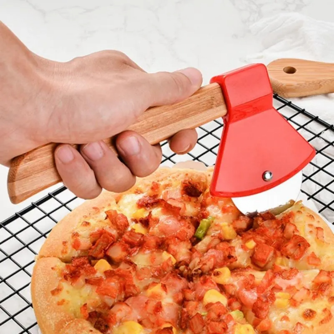 Kitchen Gadgets For Dad - ที่ตัดพิซซ่ารูปขวานสุดเท่และน่ารัก - อุปกรณ์สำหรับคุณพ่อที่ไม่เหมือนใคร พร้อมใบเลื่อยวงเดือนเหล็ก ฝาครอบพลาสติกสำหรับใบมีด &